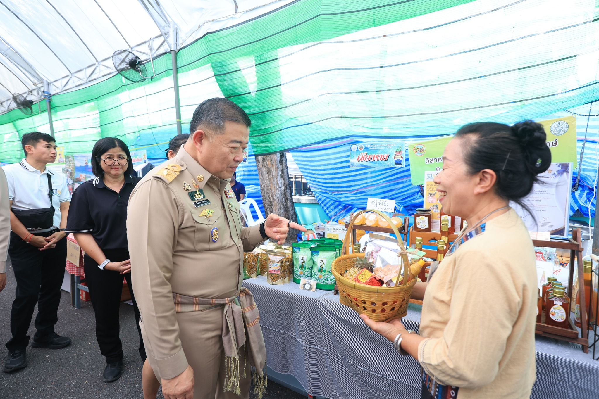 title - ปลัดกระทรวงเกษตรฯ และผู้บริหาร ส.ป.ก. เยี่ยมชมร้านค้า ในงานวันคล้ายวันสถาปนา ส.ป.ก. ครบรอบ 51 ปี